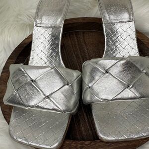 VINCE CAMUTO Metallic Silver Braided Woven Strap Sandal Sz 9M Women’s